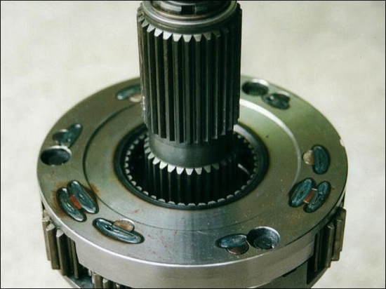 position of the intermediate clutch on the transfer case output shaft