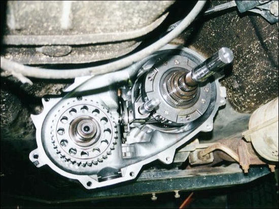 open transfer case with re-installed output shaft/differential assembly